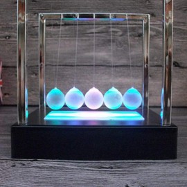 Cocoarm Newton Swing Ball LED Leuchten Pendelschreibtisch Spielzeug mit Farbenfroher Beleuchtung für Büro -Wohnkultur -Entspannungsgeschenk (1)