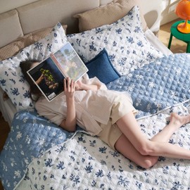 Bedsure Floral Quilt Set King - Reversible Blue & White Quilt Bedding Set, Daisy Design Bedspread, 3 Pieces Microfiber Lightweight Coverlet with 2 Pillow Shams for All Seasons (106"x96")