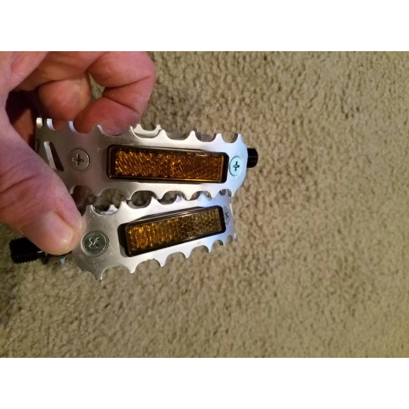 Unbranded 2 NEW BEAR CLAW STYLE BICYCLE PEDALS WITH REFLECTORS