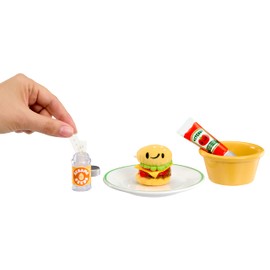 MGA’s Miniverse Make It Mini Plush - Kit fai da te per creare peluche ispirati al mondo del cibo con apposito adesivo e gancio portachiavi, 8 diversi personaggi da collezionare, per bambini/e dai 8+