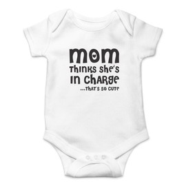 AW Fashions Mamá Piensa Que está a Cargo. Body para bebé de una Pieza con Texto en inglés I Love My Mommy, Blanco, 6 Meses