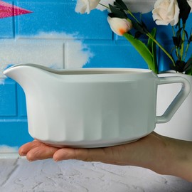Large White Ceramic Gravy Boat, 710ml Capacity, Farmhouse Style Serving Dish