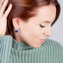 ALEXASCHA® Stainless steel earrings hanging with square glass stones • Short earrings with snap closure • 2 cm long • Stone size 10 mm x 10 mm x 3 mm (sapphire blue)