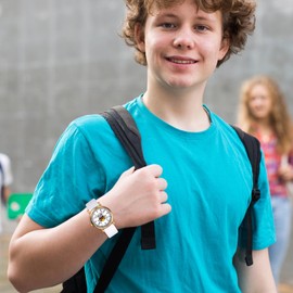 JewelryWe Damenuhr One Piece Uhren: Anime Cartoon Totenkopf Schädel Analog Quarz Armbanduhr Unisex Weiß Silikonarmband Römische Ziffern Ultradünne Sport Lässige Uhr für Damen Herren Kinder