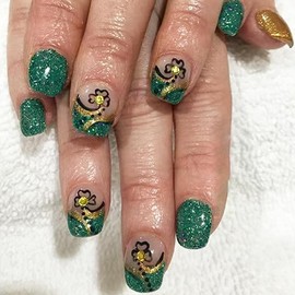 St Patrick Press on Nails Short Square Fake Nails Green Gold False Nails with Glitters Designs Gold Lucky Clover Full Cover Stick on Nails St. Patrick's Day Acrylic Nails for Women Girls 24 Pcs
