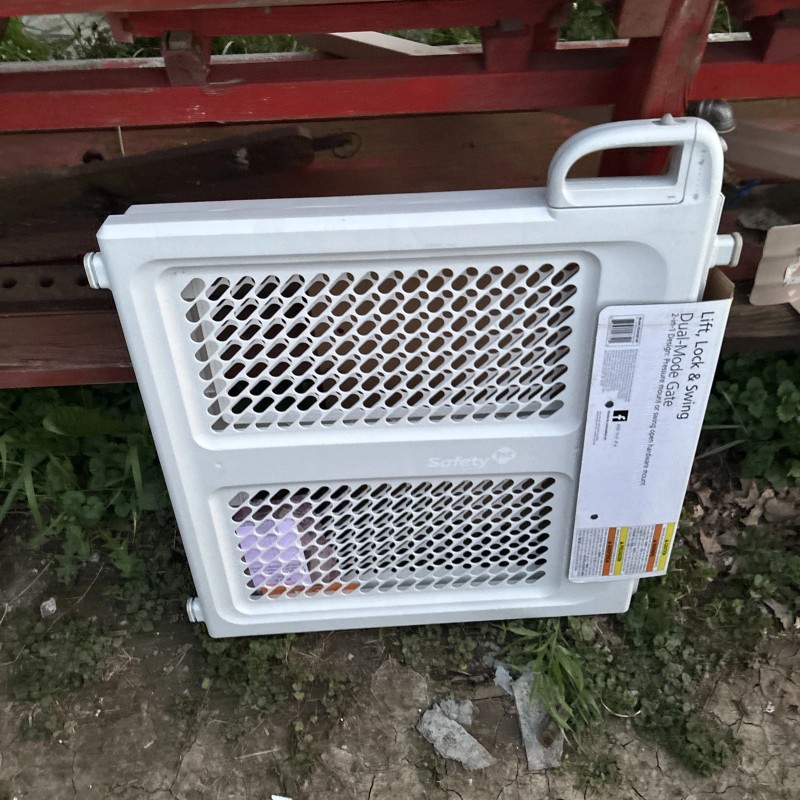 Safety 1st 28-42 inch Lift, Lock and Swing Gate
