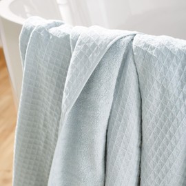 UCHINO Waffle Twist Cotton Weave Bath Towel for Bathroom Lightweight Absorbent Quick Dry Honeycomb Texture Solid Terry Loop Reverse 30" x 60", 1 Bath Towel, Ocean Blue