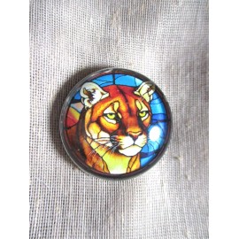 GLASS DOME PICTURE BUTTON -- "STAINED GLASS" COUGAR WITH YELLOW EYES  30mm