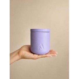 Vela Aromática Sleep para Dormir, Lavanda, Bergamota, Ylang Ylang y Pachuli, Aceites Esenciales 100% Naturales, Cera Vegetal, Envase de Cerámica, 300 g.