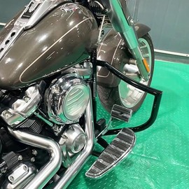 Low‑Profile 1.25″ Engine Guard Crash Bar, Gloss Black – Front Frame/Tip‑Over Protection for Softail 2018‑2025 (Street Bob, Low Rider, Fat Boy, Heritage)