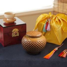 Jirisan Baemsagol Natural Local Honey 1.0kgx2 (Imperial open-carved porcelain box for gift) / 지리산뱀사골 자연산 토종꿀 1.0kgx2개 (황실투각도자기자개상자선물용보자기)