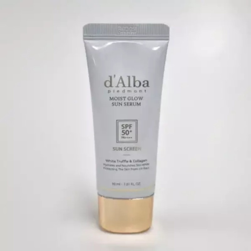 Dalva Moist DALBA Moist Sun Serum Cream Sunscreen applied to