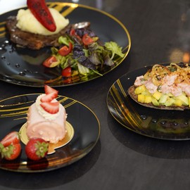 STACKABLES ~ Pack of 20 Hard Plastic Plates ~ 9" Elegant Dinner Plates ~ Lightweight Reusable Plastic Serving Plates ~ Black with Gold Design Party Dinnerware Plate Set