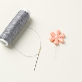 50Pcs Needle Threader Hand Sewing, BetterJonny Plastic Needle Threader Tool Simple Needle Threader Hand Machine Sewing Tool for Sewing Crafting (Flower)