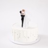 モダンウェディングケーキトッパー 花嫁と花婿 手作りフィギュア 装飾 素朴なケーキトッパー 結婚式や面白いカップル像 デスク装飾 フライングハグ