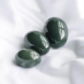 Polar Jade Nephritejade Eier Dreierset, Groß Medium und Klein 3 größen gebohrt ungewachste Seideschnur Reinigungsbürste , Bedienungsanleitung und Authentik-Zertifikat, eine einer Art Yoni Eier für Kegels um bessere Kontrolle über die Blase zu gewinnen