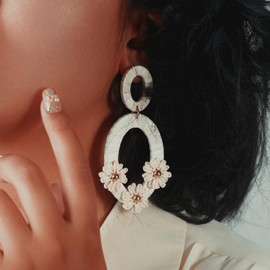 Boho Flower Disc Earrings Cute Raffia Daisy Floral Drop Dangle Earrings Trendy Western Jewelry for Women(Ivory)