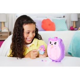Polly Pocket 2-in-1 Travel Toy with 2 Micro Dolls and 16 Accessories, Hedgehog Purse Playset with Pet Theme, JBJ91