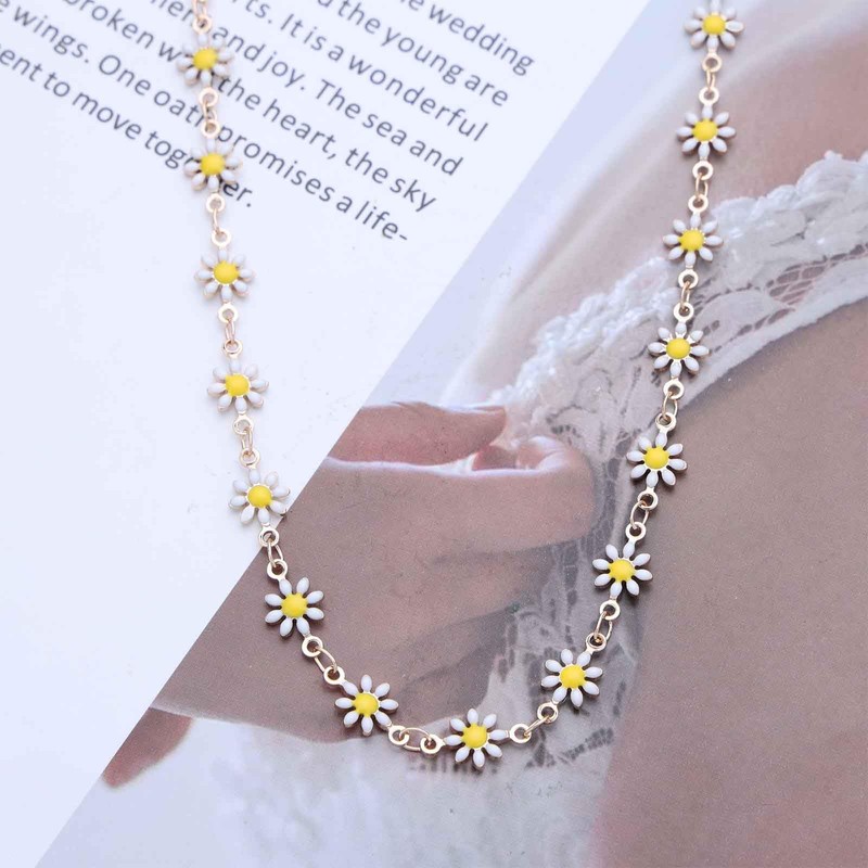 Allereya Boho Daisy Flower Choker Necklace Flower Bead Necklace White