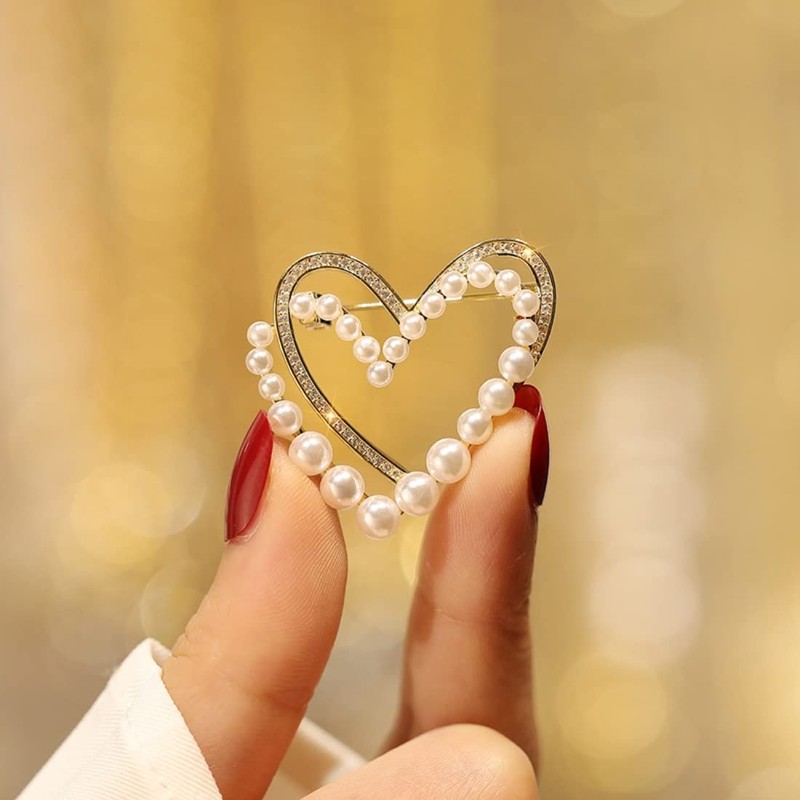 Broche de corazón con diamantes de imitación de oro con