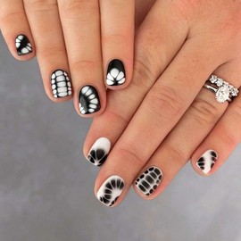 24 PCS Short Press on Nails Square Nude Pink ＆ Black Fake Nails Black Turtle Texture Designs False Nails Full Cover Glue on Nails for Women Girls Acrylic Artificial Nails