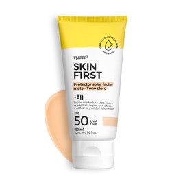 CYZONE - Skin First Protector Solar Facial 50 ml, Protección SPF 50, con Ácido Hialurónico, Protege del Sol, Hidrata y Deja Acabado Mate en Piel, Previene Manchas y Prepara la Piel para Maquillaje