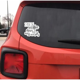 D Sticky Company I Run On Coffee Chaos - calcomanía de vinilo con texto en inglés "& Cuss Words de 12,7 cm para portátiles, vasos, coches, camiones y cualquier superficie lisa, paquete de 3