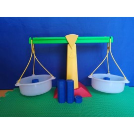 Hacer y Aprender  Balanza Matemática Romana Con 20 Pesas Didáctico, 30x45cm.