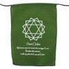 Bunting, flags & batiks regenbogenfarbenes chakra symbol und mantra bestätigungs