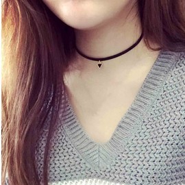 Yheakne Boho Leather Triangle Choker Necklace Tiny Triangle Pendant Necklace Black Cord Necklace Suede Choker Minimalist Punk Clavicle Necklace Chain Jewellery for Women and Girls