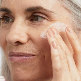No7 Menopausal Skincare Nourishing Overnight Cream - Moisturizing Hyaluronic Night for Dry and Sensitive Skin Skin Strengthening Lipid Ceramides + Soy Isoflavones (50ml) / No7 갱년기 스킨케어 영양 오버나이트 크림 - 건조하고 민감한 피부를 위한 수분 히알루론 나이트 피부 강화 지질 세라마이드 + 대두 이소플라본 (50ml)