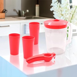 Torosqui Jarra de Agua con Asa y Tapa de Seguridad – Libre de BPA, Incluye 4 Vasos y Exprimidor para Limones, Plástico Resistente de 4 Litros, Ideal para Cocina y Hogar (Rojo)