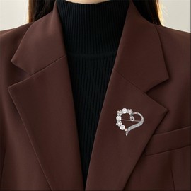 GUOXIAOMEI Heart Brooch For Women Cluster Pave Clear Crystal Valentine's Day Love Heart Pearl Brooch Pin Wedding Party Clothes Accessories (Silver)