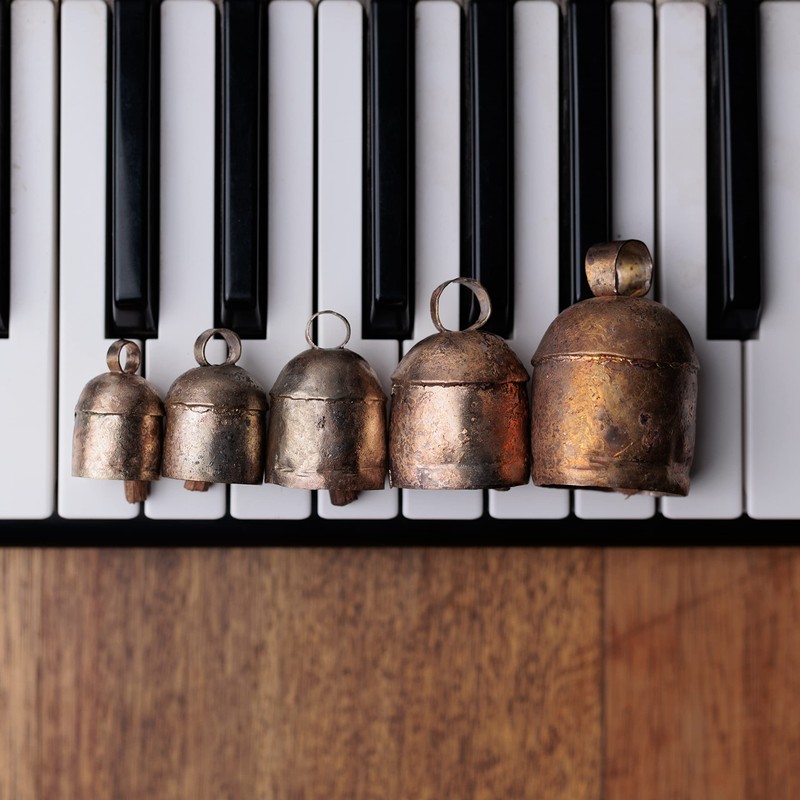 Limbad 1.5インチ10ピースミニ素朴なヴィンテージ鉄錫金属クリスマスオーナメントジングルベル工芸品、小さなカウベルハンドリングチャイム、ゴールドシリンダーベル、クリエイティブハンドメイドアートベル
