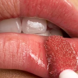 Lancôme Lip Idôle JuicyTreat - Lip Gloss 3D, Labial, Hidrata al Instante con 20% Escualano, Ácido Hialurónico y MAXI-LIP, Consigue Labios Voluminosos 