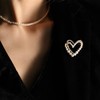 Broche de corazón con diamantes de imitación de oro con
