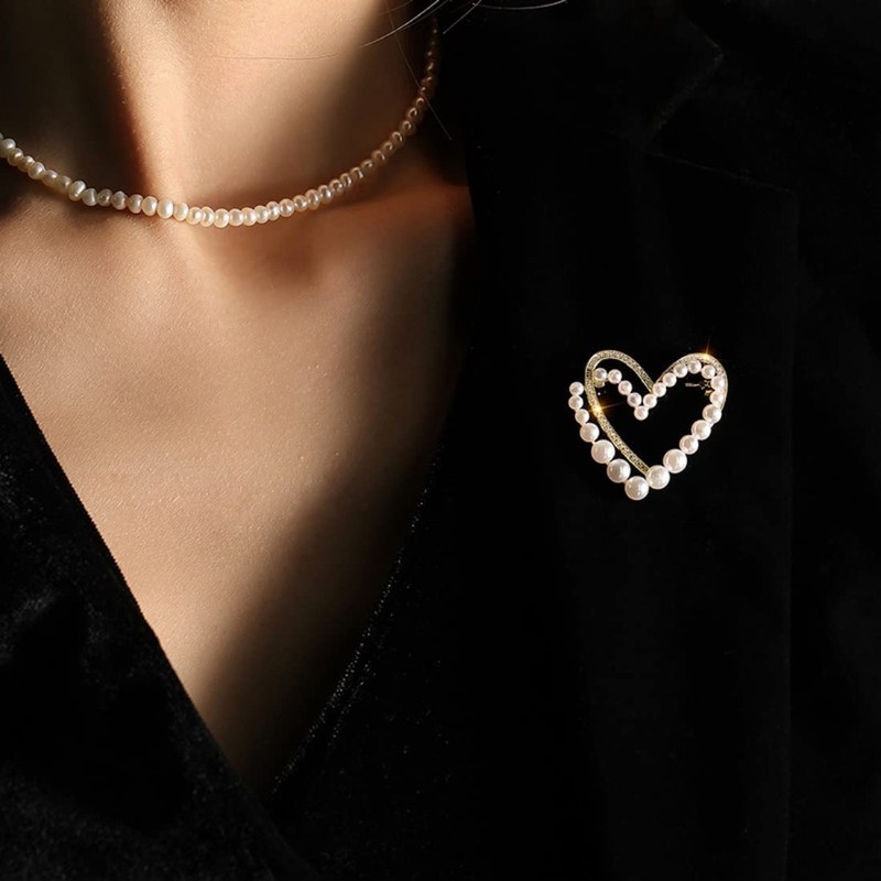 Broche de corazón con diamantes de imitación de oro con