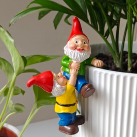 Pujipu Cute Climbing Gnome Figurines Flower Pot Hugger Hanging Garden Gnomes Plant Decorations for Pots, Resin Hanging Gnome Figurine, Gnomes Decorations for Home Patio Garden Yard (Style B)