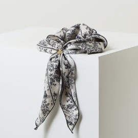 Hazzys (대구신세계)25SS뜨왈드주이 Toile de Jouy 네이비 삼각링 러플 실크 스카프(링포함) HISC5E331N2 (DAEGU SHINSEGAE) 25SS Toile de Jouy Navy Triangular Ring Ruffle Silk Scarf (Including Ring) HISC5E331N2