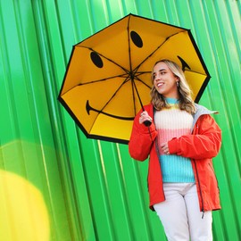 Suck UK Smiley-Regenschirm für Regen & Kompakt, Regenschirm, Smiley-Gesicht, umgekehrter Regenschirm, Regenausrüstung, Geschenke für Frauen, winddichter Regenschirm & gelber UV-Regenschirm