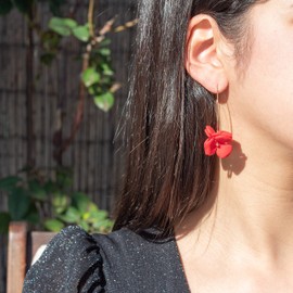 NILUXE DESIGN - Hängende Ohrringe mit Blumen und goldbeschichtetem Haken - Damenohrringe mit Blütenblättern - Sommerliche Party-Ohrringe - Wunderschön zu Tragen und Ideal als Geschenk (Rot)