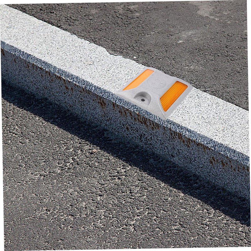 Operitacx 4pcs Reflective Cast Aluminum Road Markers for Enhanced Night