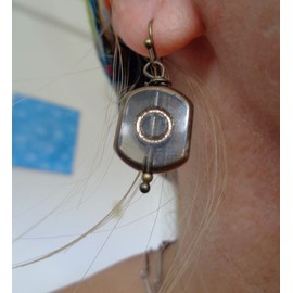 Middle circle in old transparent glass: unique bronze vintage earrings