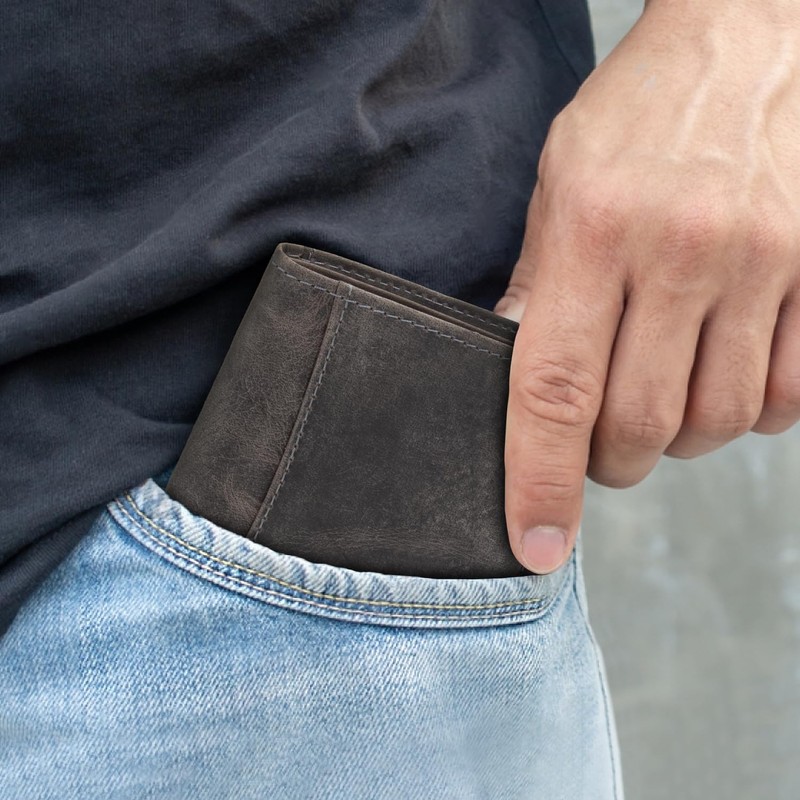 ekavale Men's Leather Wallet with RFID Protection - Practical Portrait