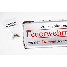 Hier wohnt ein Feuerwehrmann mit der Flamme seines Lebens Tin Sign – Retro Decorative Metal Sign – Funny Decoration for Door Entrance Hallway – Gift Idea for Firemen and Families – 28 x 12 cm