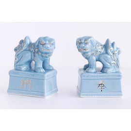 Moa Feteli（モアフェティ） 神棚 神具用■ 奉納 ■ 青磁 狛犬 ■ 手描き こま犬 ■ 風水の置物 邪気払い お守り 風水グッズ シーサー ■ 一対 ■ 箱付 ■サイズ 約 高さ 9.9x幅 7.5 x奥行き 5.0cm