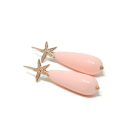 Ohrhänger mit Tropfen aus hellrosa Korallenpaste und Haken mit Seestern aus rosévergoldetem Silber