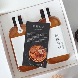 Joseon Honey Wildflower Honey Gift Set 900g Yanggu Honey DMZ Honey Native Honey Native Beehive Honey Wedding Gift Honey Parents Chuseok Gift (1 / 조선허니 야생화 꿀 선물세트 900g 양구꿀 DMZ꿀 토종꿀 토종 벌집꿀 결혼식 답례품 꿀 부모님 추석선물 (1
