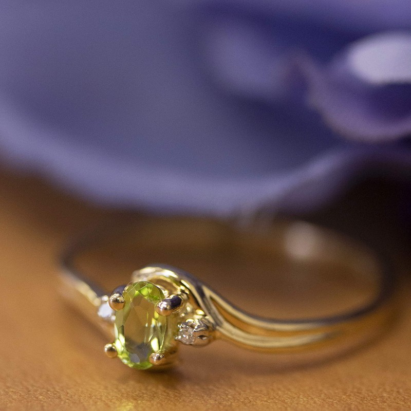 14k Yellow Gold Oval Peridot And Diamond Ring (Size 7.5)