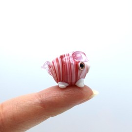 Sansukjai Tiny Pig Miniature Glass Figurine – Handmade Blown Glass Animal – Cute Collectible Pig Sculpture – Fairy Garden Pet Décor Gift (Pink)
